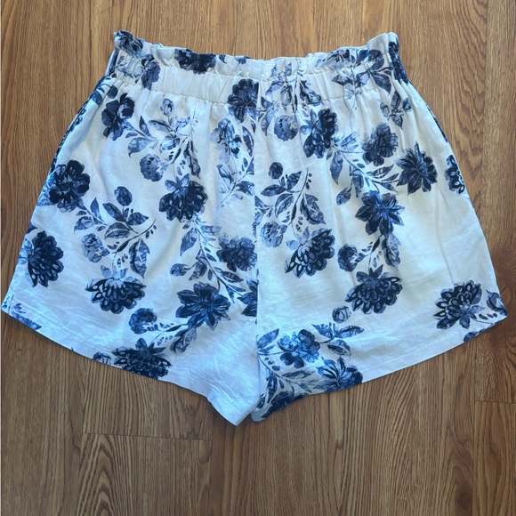Lush blue&white floral shorts - Picture 8 of 9
